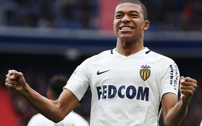 浩瀚电竞快讯-世界杯夺冠后家乡为他立雕像